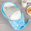 「おでかけ子ザメ」より、おくるみぬいぐるみの登場