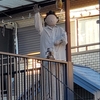 ベランダで手を振っている「サザエさん」？