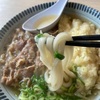 福岡県筑紫野市、万福うどん筑紫野店でごぼ天肉うどんを食べるおじさん