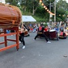 夏山に祭囃子の染み渡る(あ）