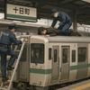 十日町駅の列車屋根で遺体発見　後頭部出血の異常事態に捜査本格化