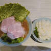 武虎家 綱島店 - 「麺硬め味薄め油少なめ」で、久しぶりに確認訪問。+Xフォロワーサービスのり。スープは最初の方は少し物足りない気もしたが、最後の方はむしろちょっとしょっぱいくらいに。カタメの麺は思いの外良き反発力としなやかさがあって口当たりも小気味良い。ライスはスープに合わせるのにこれ以上ない炊き加減。結果的にはこのお好みで正解。