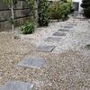 庭のメンテ　・・・・・砂利敷きと剪定