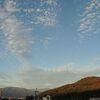 雲が浮かぶ空と紅葉の湯村山