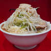 ラーメン二郎 生田駅前店 - 同ロットの麺少なめ女性の皺寄せか、海抜3cm麺。この麺だったらウェルカム上等。この日もストレートに麺がうまい。豚は分厚くてしっかり肉質感。よく知っている安心感ある一杯。日常食で構わない。