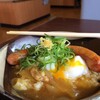  カレー丼にロングウィンナーと半熟玉子載せ