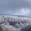 表情変える白銀の山