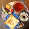 今日の朝食ワンプレート、チーズトースト、アールグレイ、ミックス野菜サラダ、りんごブルーベリーシリアルヨーグルト