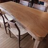 １６１、木の持つ雰囲気を感じられるナラの一枚板テーブル、くすの一枚板テーブル。一枚板と木の家具の専門店エムズファニチャーです。