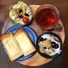 今日の朝食ワンプレート、チーズトースト、三角の紅茶、ビーンズキャベツサラダ、フルーツヨーグルト