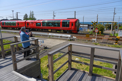 日本海と列車望む人気スポットに「谷浜鉄見デッキ」完成　上越市の谷浜駅近く