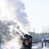 路地を走る森林鉄道