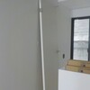 白いタイルのマンション。