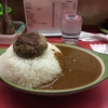 マンガ日本昔話のようなご飯の盛りの美味しいカレーを食した