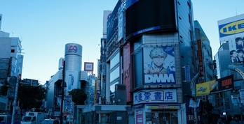 アニメ『ブルーピリオド』制作サイドストーリー③：渋谷スクランブル交差点の看板広告で印象に残る「モノトーン」と「ブルー」の意味とは？