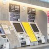 駅と旅行客。