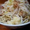 蓮爾 新町一丁目店 - 「小麺マシ 薄味 油抜き」検証。麺はモチっと若干滑り混じりなもっさり系。顎も少し疲れる。ホワイトペッパーがかなり合う。豚は割と咀嚼が必要で顎が疲れるような硬めの砂肝系。スープは序盤ライトに感じたが、最後の方には少し必要以上な味と重さ。体感量はいい感じ。連休明け、やたら混雑な上野毛店からの救済訪問のつもりだったが、救済と呼べたかどうかは思う部分あり。