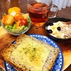 今日の朝食ワンプレート、チーズセサミトースト、紅茶、白身魚のフリットレタスサラダ、バナナブルーベリーシリアルヨーグルト