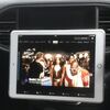 iPadの車載ホルダーはマグネット式でスッキリと！グラツキには滑り止めシート！