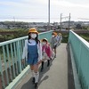 登校の風景：歩道橋周辺