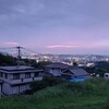 今朝は夜明け前の赤紫の東の空をみながら、皿倉山の