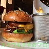 "CORNER BURGER"の肉汁たっぷりハンバーガーで満腹〜！