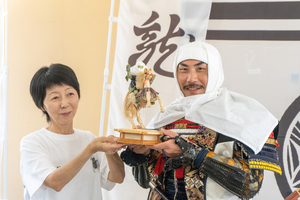 スゲ細工の「馬上謙信」完成　「スゲ細工のこし隊」が武将隊に“献上”　上越市の埋文センターに展示
