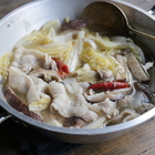 豚バラと白菜漬け、鷹の爪で台湾の「酢菜白肉鍋」を辛さマシマシにアレンジしてみた【エダジュン】