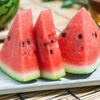 夏の楽しみ：冷やしたスイカの魅力
