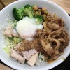 RIZAP牛サラダについていたドレッシングが丼の向こう側に隠れているのに気付かずマヨネーズを追加注文してしまいました。>_< (@ 吉野家 - @yoshinoyagyudon in 豊島区, 東京都) 
