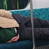 電車の中で立ったまま寝ていた女性が 散髪は年１回