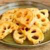 れんこんは皮ごと揚げ焼きに。花椒塩で食べると香ばしくて、秋のビールに合いすぎる