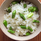 【メシ通のリモートめし】バターしょうゆが香る「アスパラご飯」は炒めて混ぜるだけ【ツジメシの付箋レシピ】