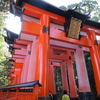 歴史と神社考察：伏見稲荷大社と狐がくわえているモノ
