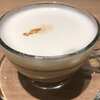 カフェで飲むラテ