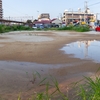 水たまりの空き地 / 使われていない建物と空き地