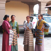 ネパール女性たちの色彩豊かな衣装
