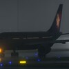 【緊急着陸の真相】航空機で携帯電話が発火！防火かばんの驚くべき効果と知っておくべき対策