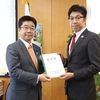 加藤勝信内閣府特命担当大臣に要望書を手交しました