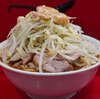ラーメン二郎 生田駅前店 - ヤサイは清涼剤として二郎における適切な位置付けをマーク。麺はたまのような口当たりで、すべすべプリプリ。淡白な豚は身も引き締まっているので、薄い割に食べ応えしっかり。二郎として、限りなくシンプルにオーソドックスなのに、何故にこんなに飽きずにいつもいつまでも食べたいと思えるのか。デフォルトの境地。完成形にして最終形態。