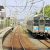 予讃線国分駅で出会うJR四国121系電車同士の交換