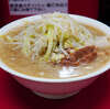 ラーメン二郎 京急川崎店 - いりこやカツオ系のスープを経た上で食べると、改めて豚の出汁が本当に旨い。もちっと柔らかな麺は改めてオンリーワン。豚は大き目に切り出したトンカツのような感じが2切れ。二郎として考えるとどうしても寂しいボリュームだが、並びや客層ストレスは二郎比較かなり快適。