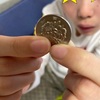 クレヨンしんちゃんのひろしのごとく臭い足？(笑)と100円玉