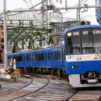 令和７年　京急電鉄2100形2133編成に「京急ブルースカイトレイン20周年ロゴ」ステッカー掲出（していました）