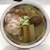 【今週のラーメン３１４５】 煮干鰮豚骨らーめん 嘉饌 （東京・西八王子） 煮干鰮豚骨らーめん 煮玉子入り　〜ハード＆マイルド！煮干パンチに豚骨ブローで気持ちよく打ちのめす一杯