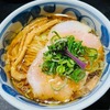 駄目な隣人 新宿店｜淡麗醤油平打ち麺。生卵と海苔食べ放題