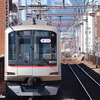 《東急》【写真館489】学芸大学で渋谷のビルをバックにやって来る車両を撮影した