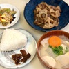 セブンイレブンの塩むすび。作りすぎたお味噌汁とお土産のあんみつ。