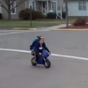 バイクを無免許で運転して通学する小学生1年生ぐらいの子供の動画