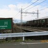 京都アクアリーナ。そばを流れる桂川。走り去る阪急電車。